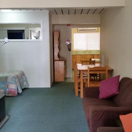 Clifford Park Motor Inn Тувумба Номер фото