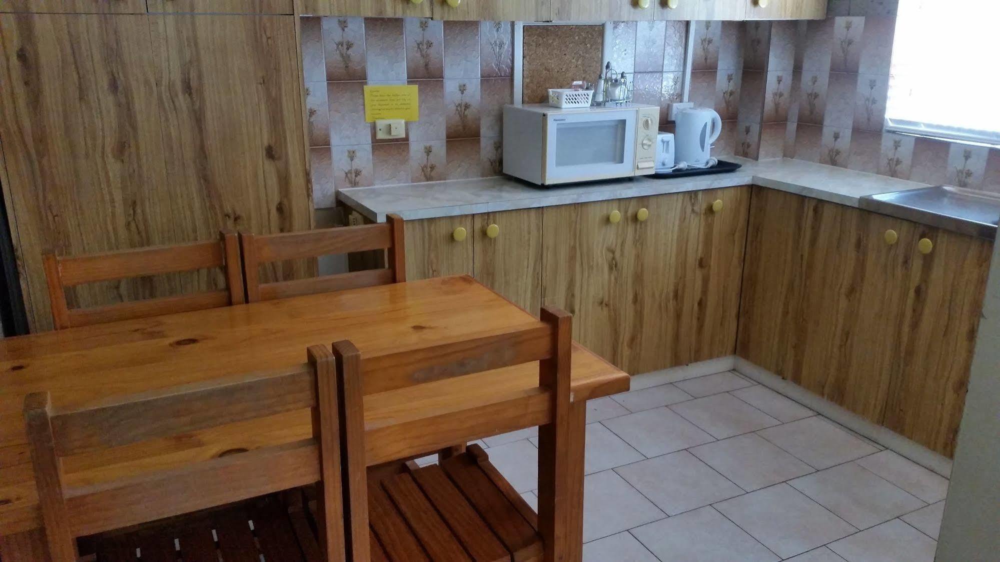 Clifford Park Motor Inn Тувумба Экстерьер фото