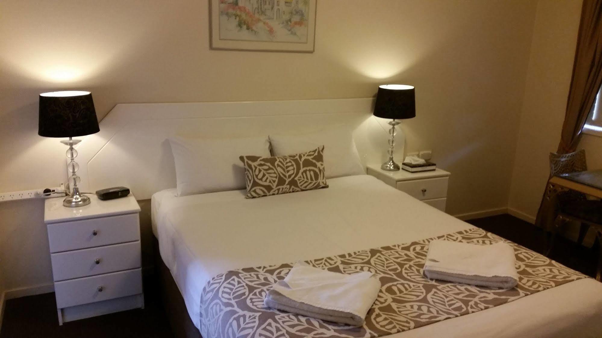 Clifford Park Motor Inn Тувумба Экстерьер фото