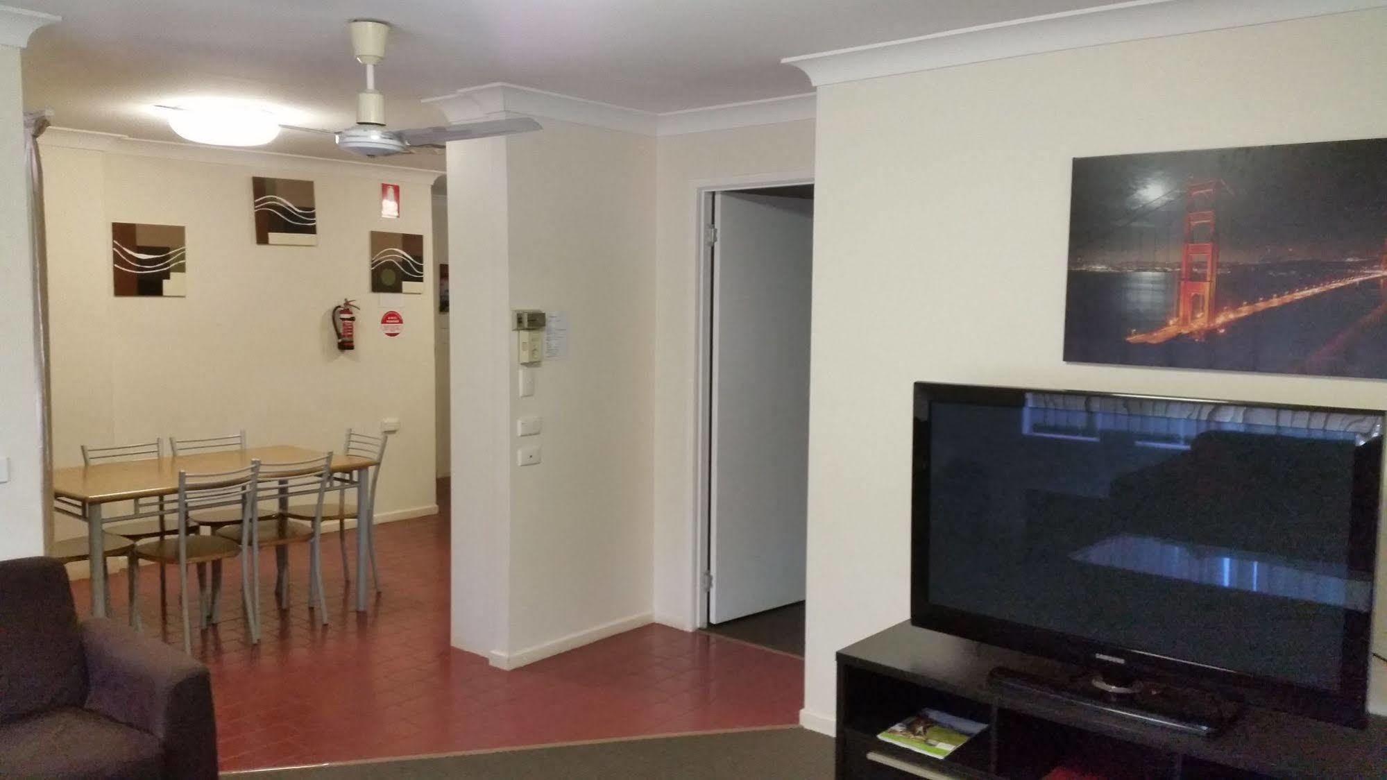 Clifford Park Motor Inn Тувумба Экстерьер фото